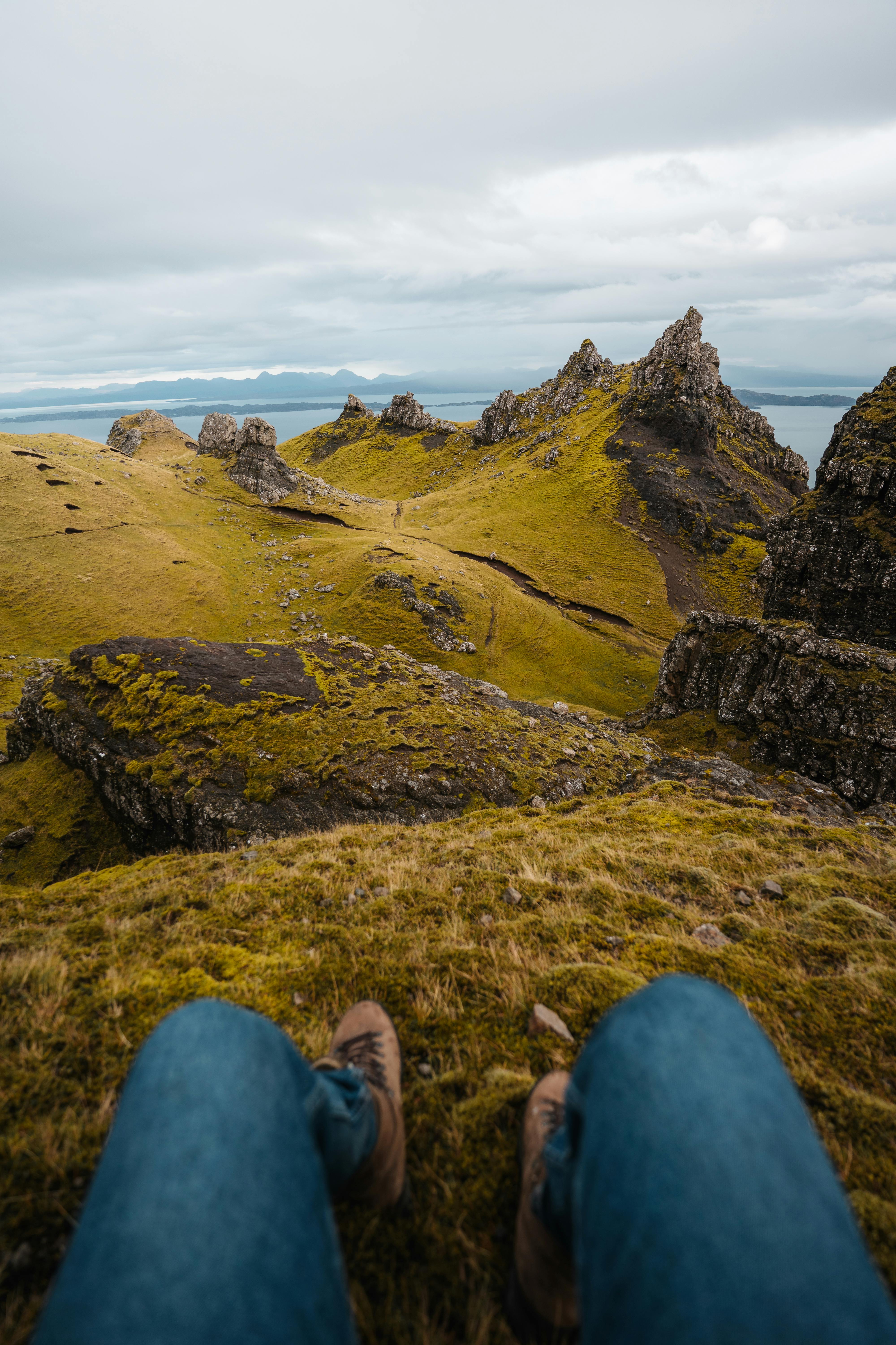 免費 蘇格蘭奎拉因 (Quiraing) 的景色令人放鬆，這裡有崎嶇的山脈和草地。 圖庫相片