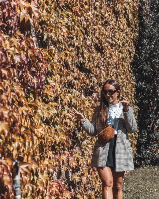Hoje usei o blazer xadrez jogado por cima da camiseta branca e pochete na cintura pras caminhadas de outono 🍂 Simples, mas perfeito.
#lookdodia #gray #blazer #bag