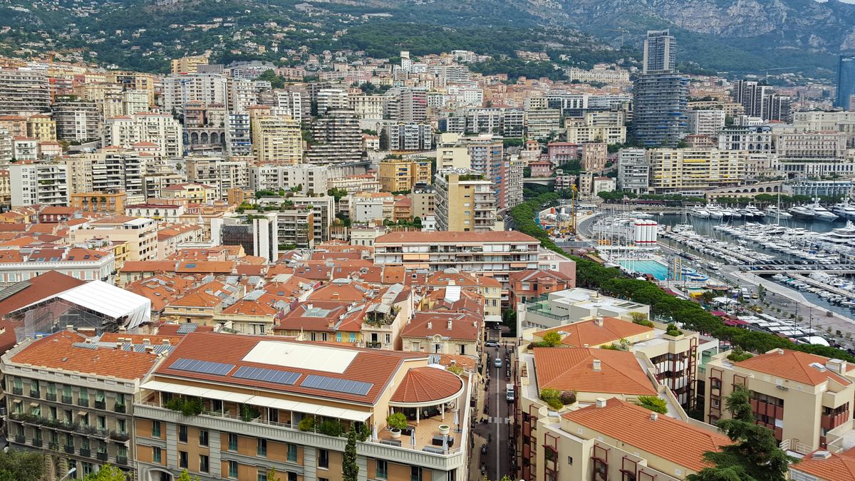 Vue sur Monaco et son port pour préparer un itinéraire