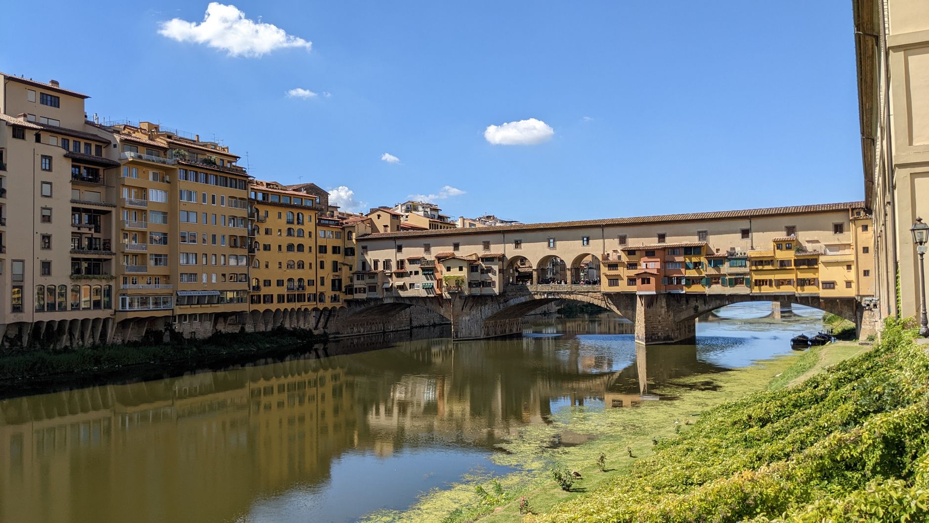 Veduta di Ponte Vecchio e dei suoi riflessi sull'Arno a Firenze, Italia