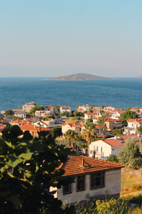 Free Picturesque view of a seaside town in Balıkesir, Türkiye, with houses and a distant island. Stock Photo