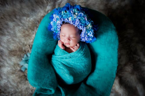 免费 婴儿被蓝色毯子覆盖 素材图片