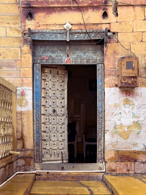 Free Explore the exquisite craftsmanship of an antique door in Jodhpur, featuring elaborate carvings and vibrant artwork. Stock Photo