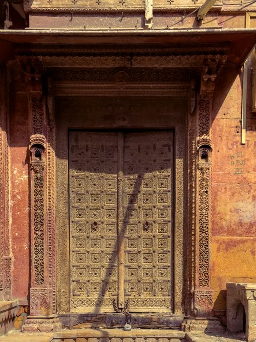 Free Intricately carved antique door in Jodhpur, showcasing traditional Rajasthani architecture. Stock Photo