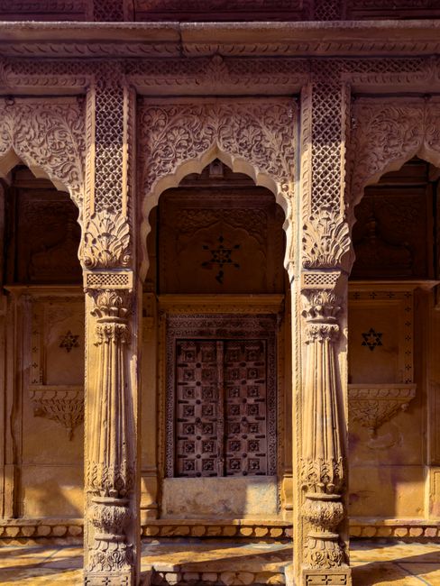 Explore an intricately carved door of historic architecture in Jodhpur, Rajasthan. A timeless masterpiece.