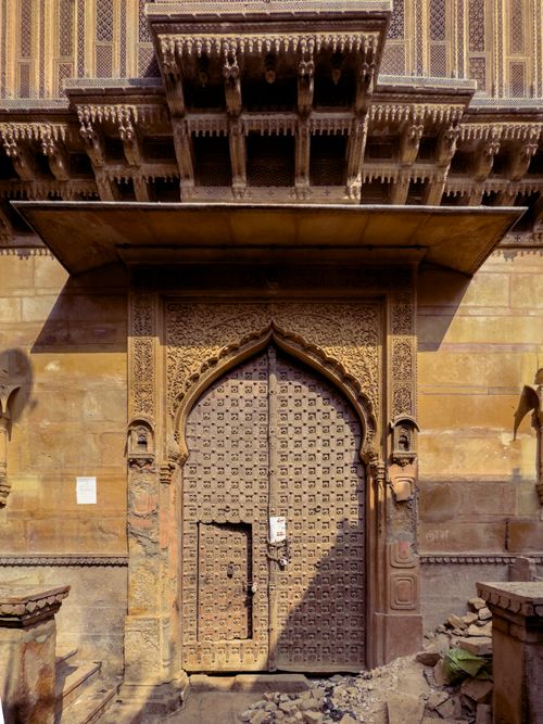 Free Explore the exquisite design of this antique door in Jodhpur, showcasing rich architectural history. Stock Photo