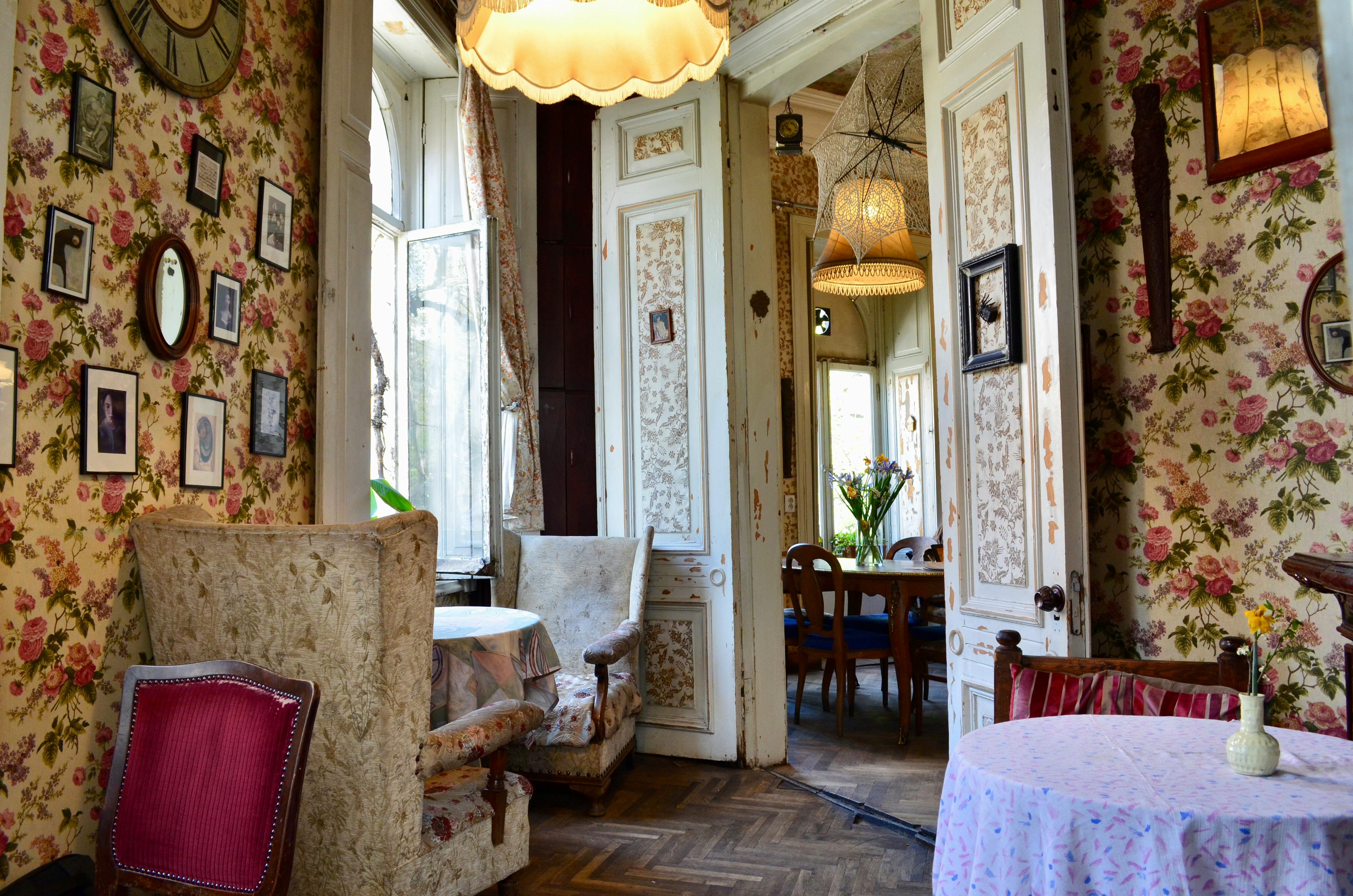 The Art of Ambiance: 5 Charming Decor Elements That Make Old Fashioned Cafes So Inviting