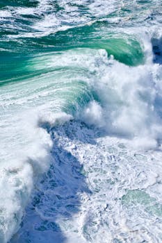 Dynamic image of ocean waves crashing with foam and splash.