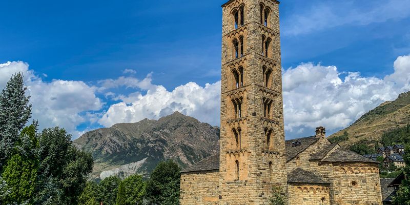Iglesia románica de piedra con su campanario en las montañas de Andorra
