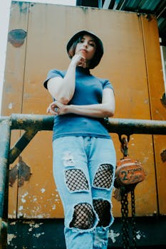 在城市背景下，一位时尚的年轻女性穿着休闲装，自信地摆着姿势