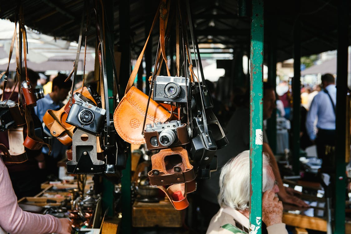 Pessoas Perto Da Loja E Câmeras Diferentes Penduradas