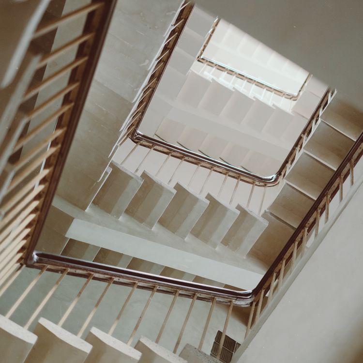 Escalera De Caracol Con Patrones Geométricos · Foto de stock gratuita