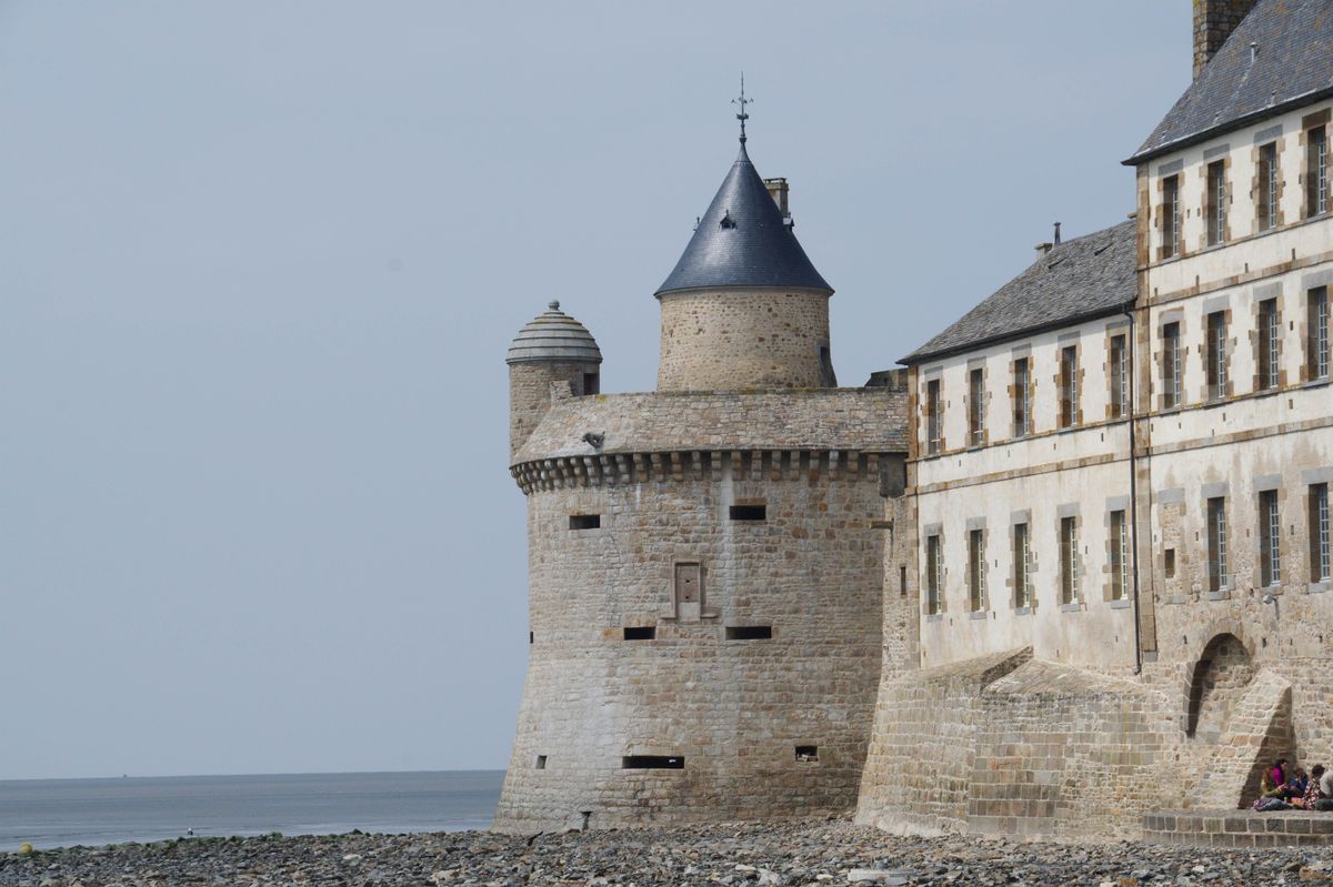 Fortăreață medievală de piatră pe malul mării, în Franța
