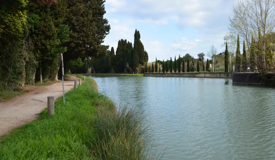 Le canal du Midi et le port de l'Embouchure