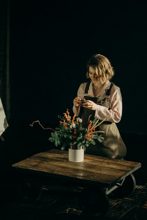 Základová fotografie zdarma na téma aranžování květin, dřevěný stůl, floristka