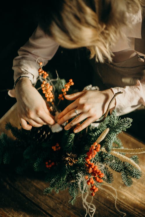 Pessoa Consertando árvore De Natal Verde