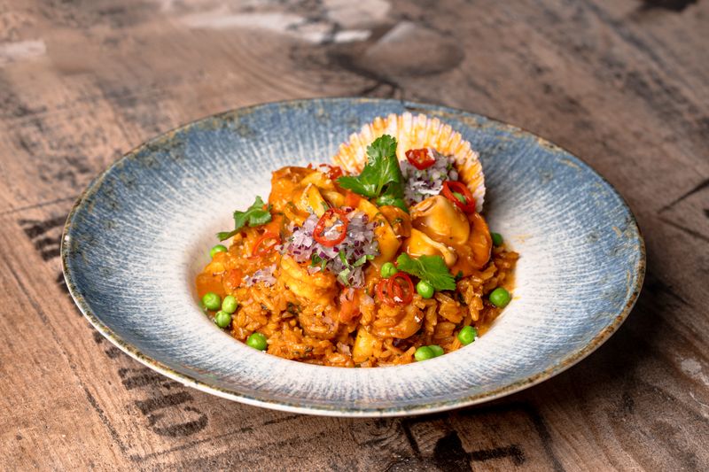 Arroz con mariscos recien servido