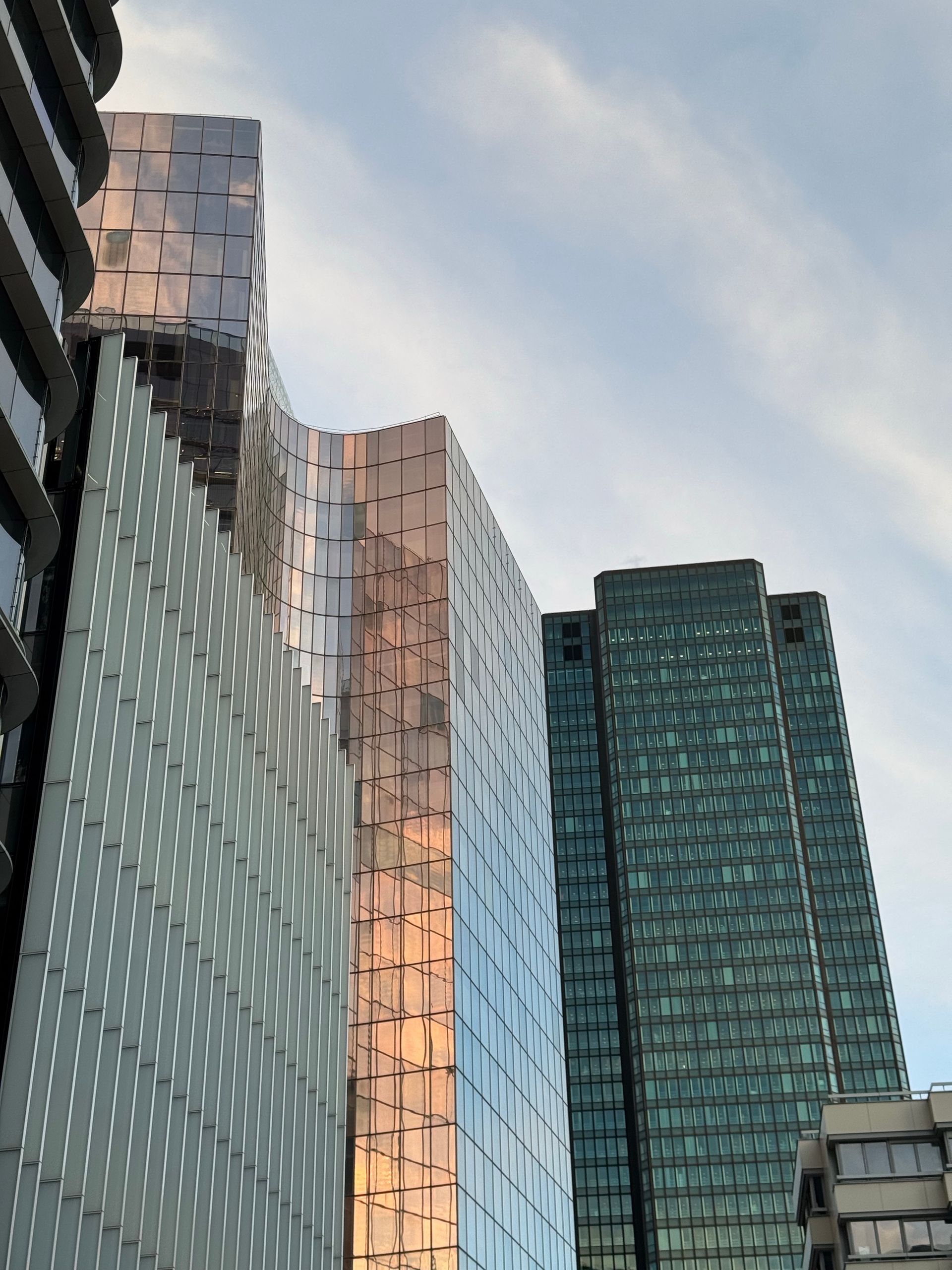 Gratte-ciels d'affaires reflétant le coucher du soleil