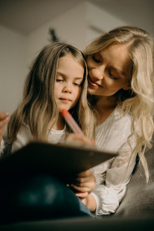 Ragazza Che Scrive Sulla Fotografia Di Carta