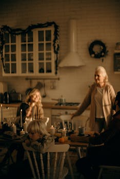 温馨的家庭在舒适的厨房里共进晚餐，并用装饰品庆祝节日