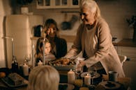 在温暖的灯光下，祖母为围坐在桌旁的家人端上了节日火鸡晚餐