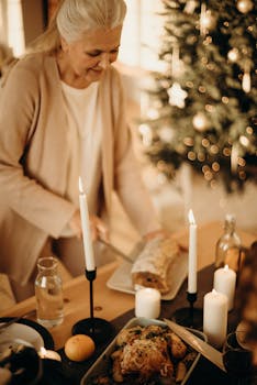 一位年长的妇女正在切烤肉，节日装饰环绕四周，营造出温暖舒适的氛围