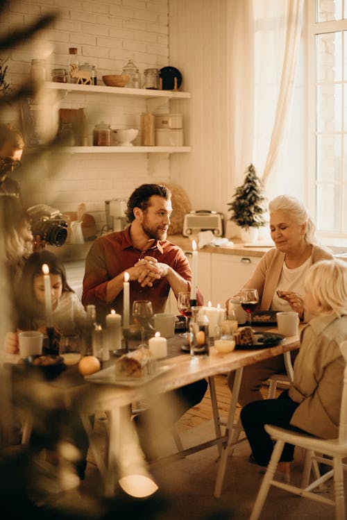 Personnes Assises à Côté De La Table