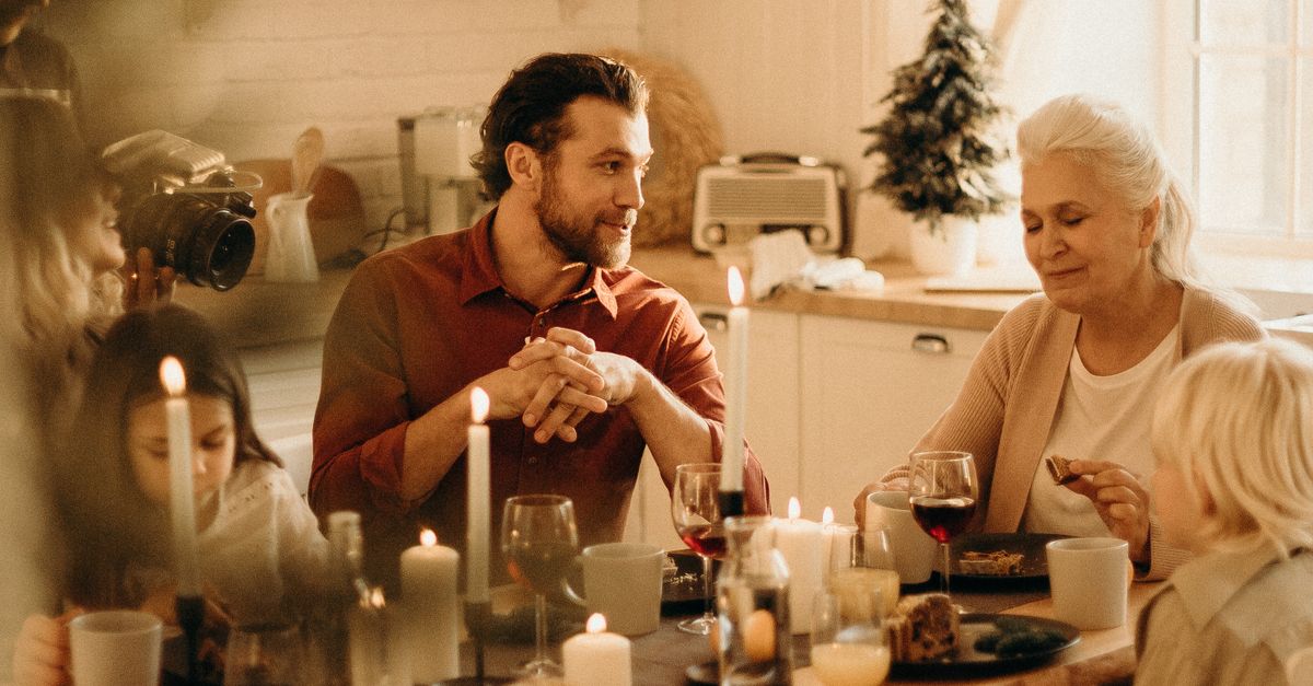 Rüyada Anneyle Sohbet Etmek - Rüya Tabiri ve Anlamı - Family enjoying a warm holiday dinner together with candles and laughter.