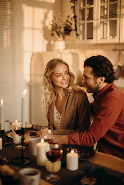 Paar Zittend Aan De Tafel