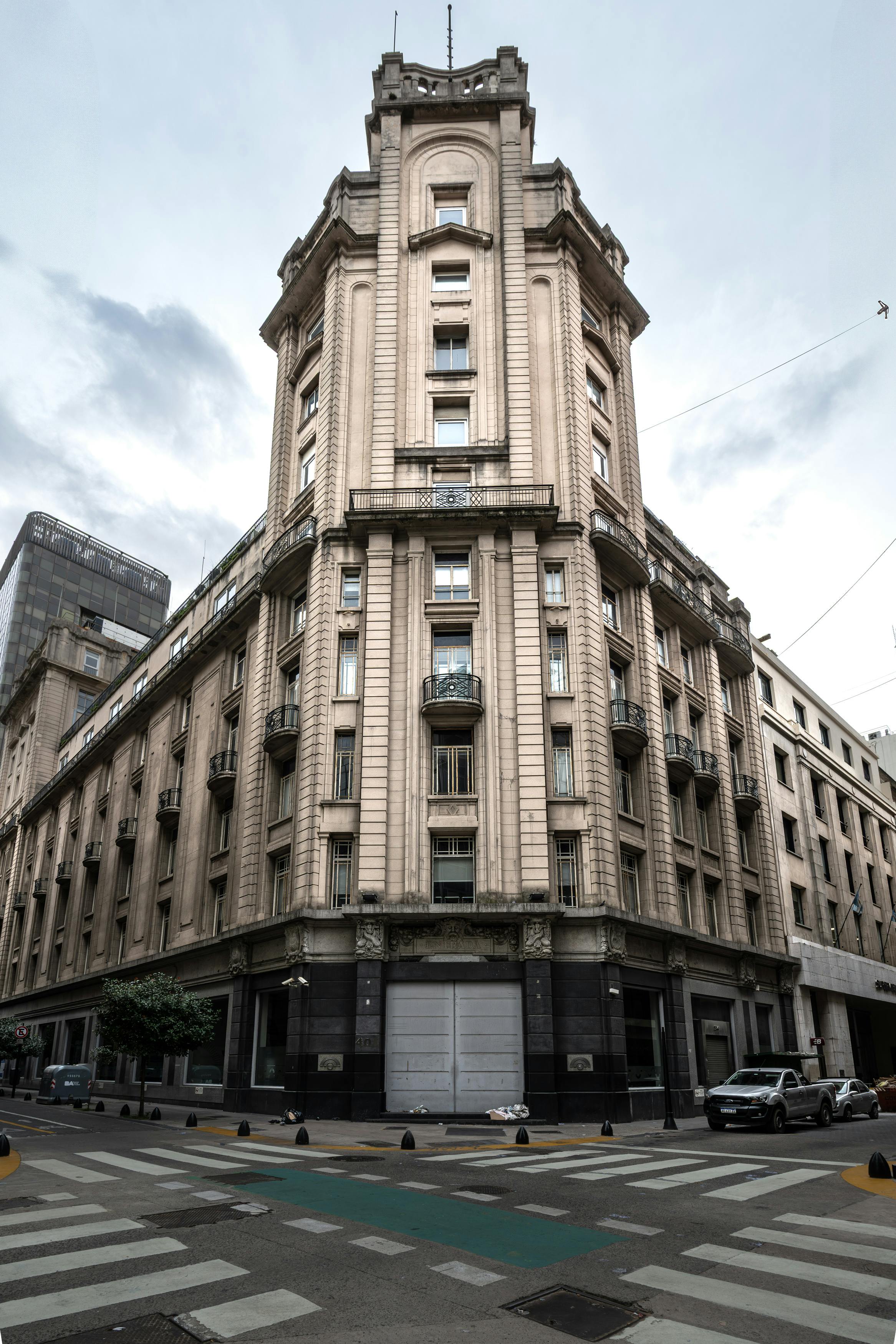 Free Corner view of a historic building in Buenos Aires, Argentina showcasing 20th-century architecture. Stock Photo