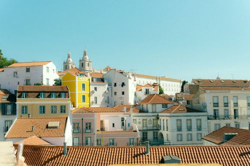 Gratis Incantevoli tetti di Lisbona con vista sull'architettura storica in una giornata di sole. Foto a disposizione