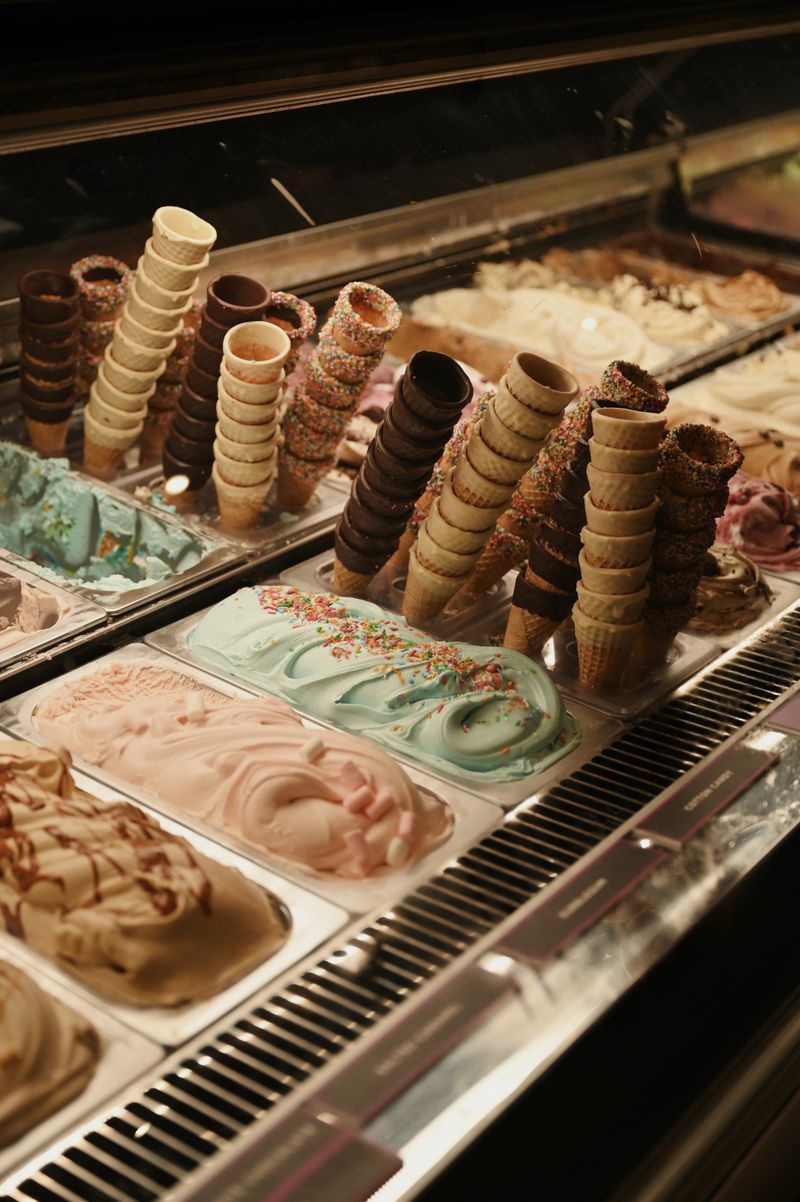 Bolas de helado de diferentes sabores en una bandeja