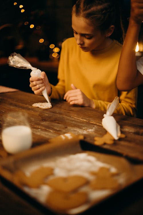 Mädchen Piping Icing Auf Herz Cookie