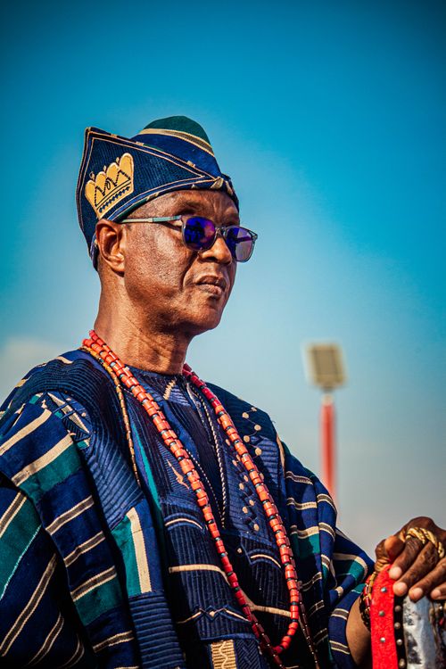 Free Elderly man in colorful Yoruba traditional clothing and hat outdoors. Stock Photo
