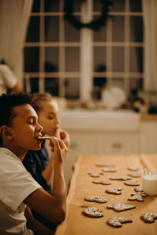 Ragazzo E Ragazza Che Mangiano I Biscotti