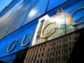 纽约市现代玻璃店面上倒映着城市摩天大楼的影子