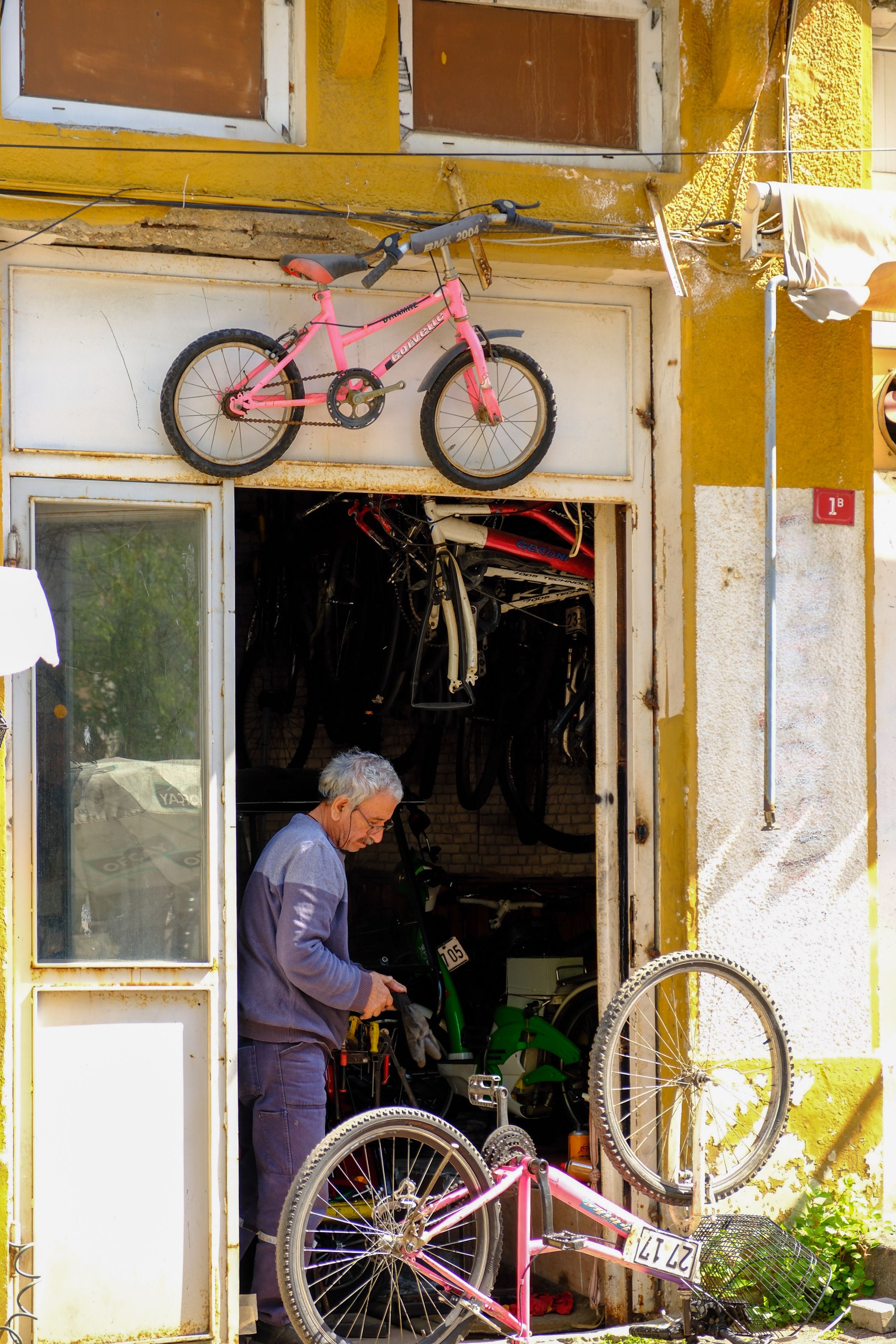 Frames lined up outside the repair shop — photo by Fatma Öner on Pexels