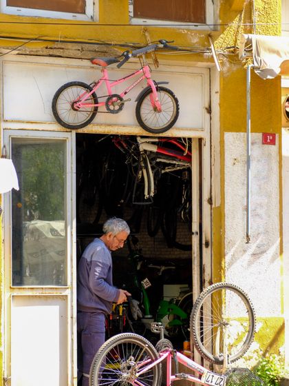 Frames lined up outside the repair shop — photo by Fatma Öner on Pexels