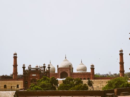 Free An iconic view of the Badshahi Mosque in Lahore, showcasing its stunning Mughal architecture. Stock Photo