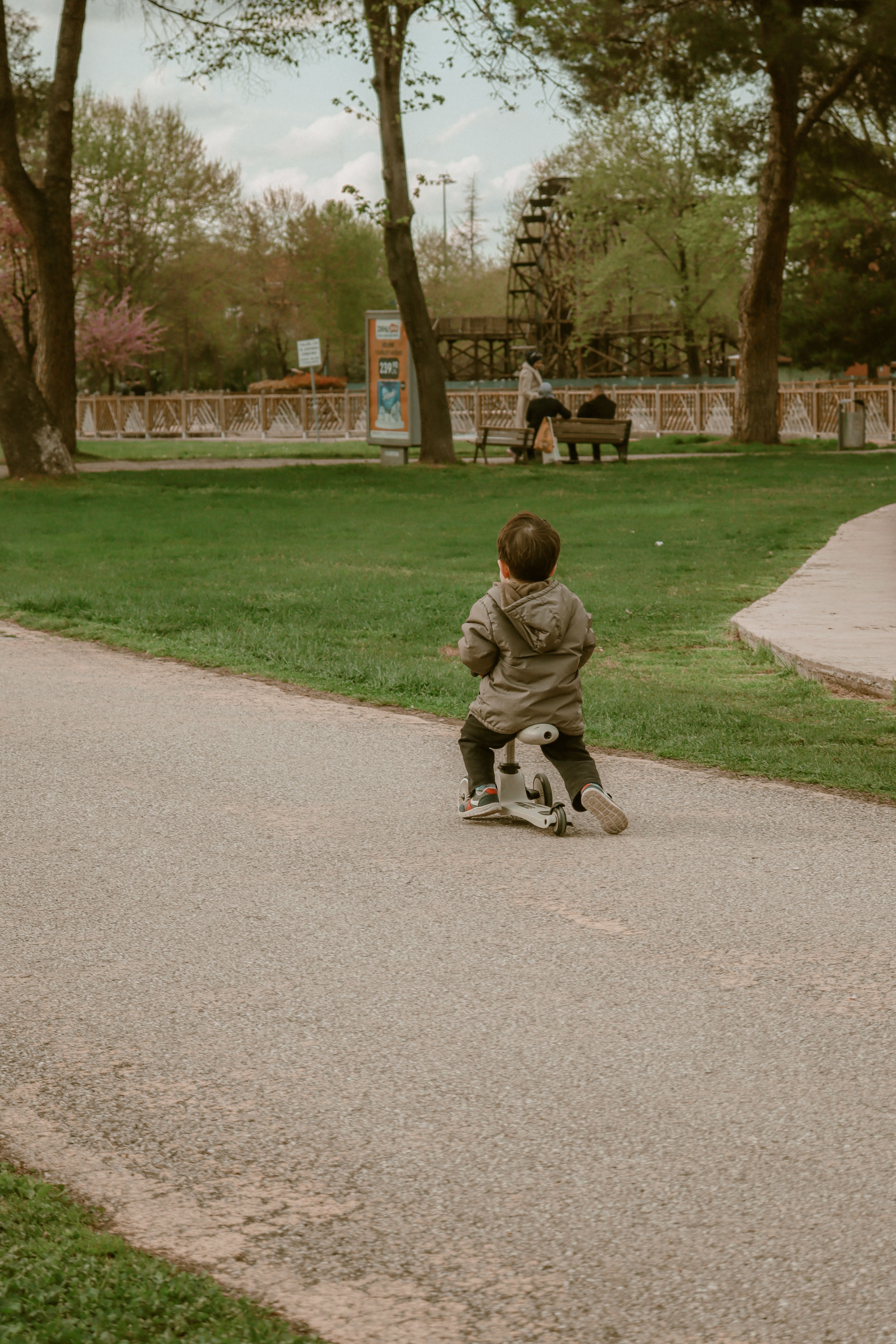 Niño Disfrutando De Un Juguete Para Montar En El Sendero Del Parque ...