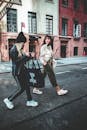 两名时尚女性走在城市街道上，捕捉着充满活力的城市生活
