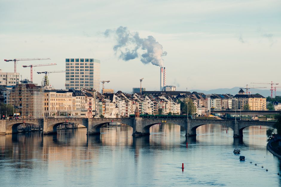 Vista luxuosa de Basel com o rio Reno, ideal para uma estadia romântica no Grand Hotel Les Trois Rois.
