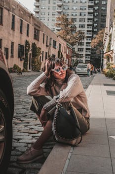 一位穿着休闲时尚的年轻女子，在充满活力的城市鹅卵石街道上放松身心