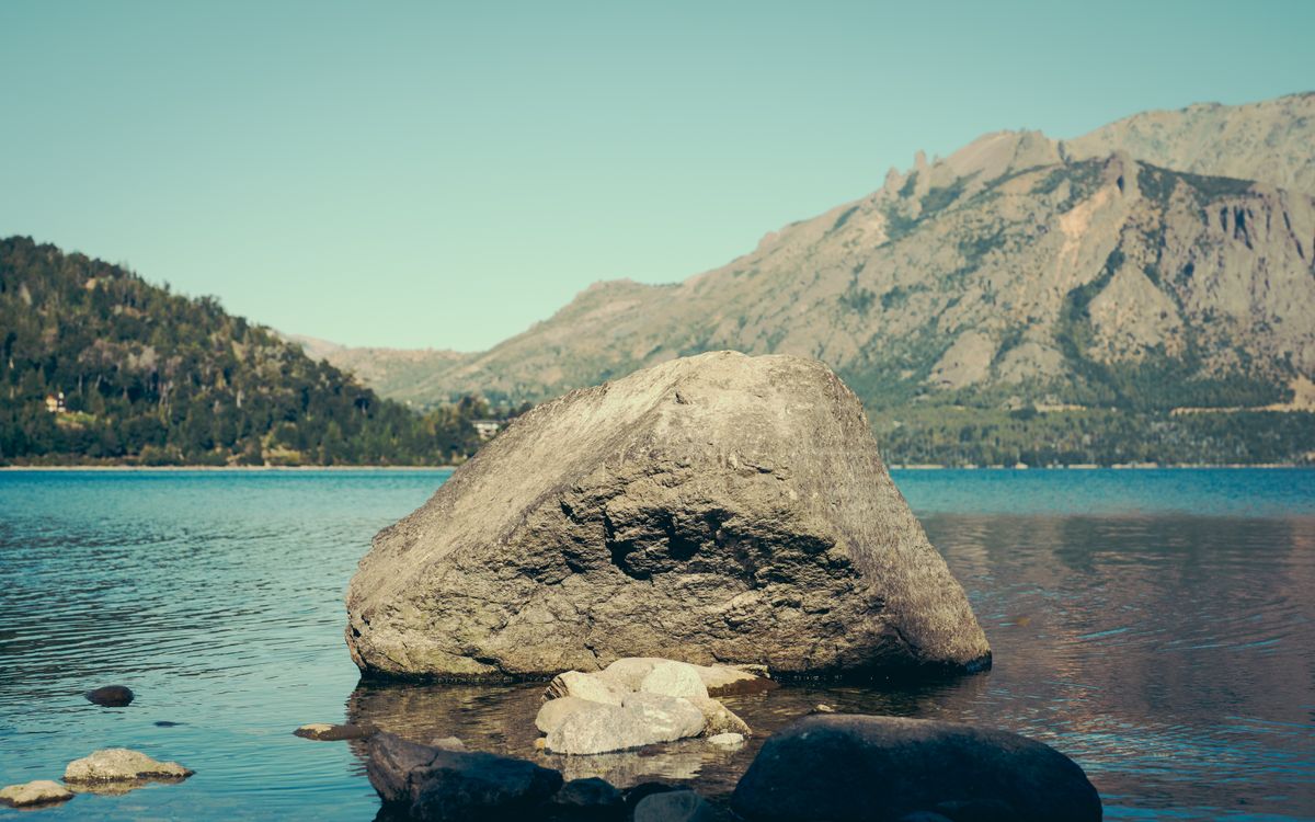Simple Scenic Backround Rocks Scenic Rock in Lake with Mountain Backdrop · Free Stock Photo