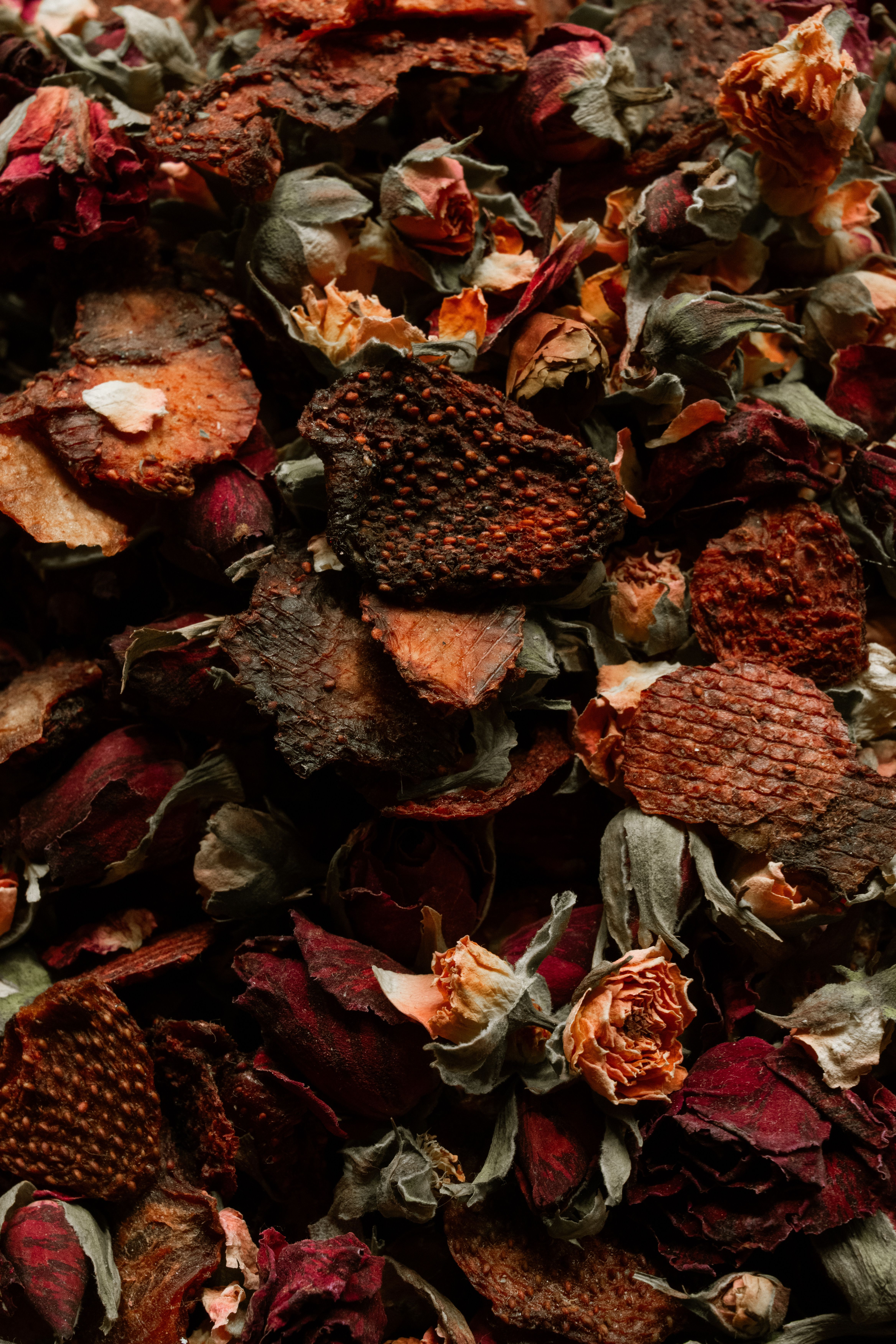 Fotomural Una vista detallada de potpourri seco colorido con pétalos y especias.
