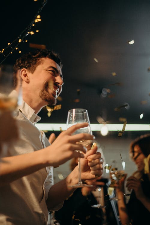 Hombre Sujetando Vino Glas