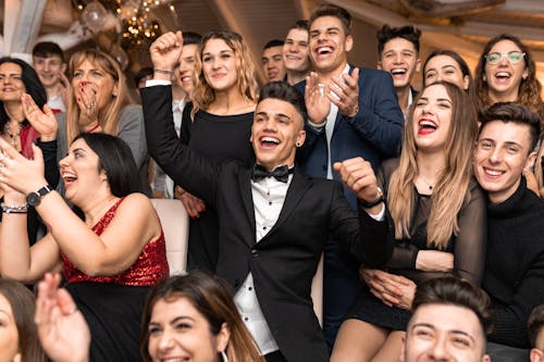 Een Groep Lachende Mannen En Vrouwen Die In De Handen Klappen