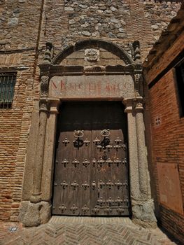 Detailed view of an ornate wooden doorway in Toledo, showcasing historic architecture.