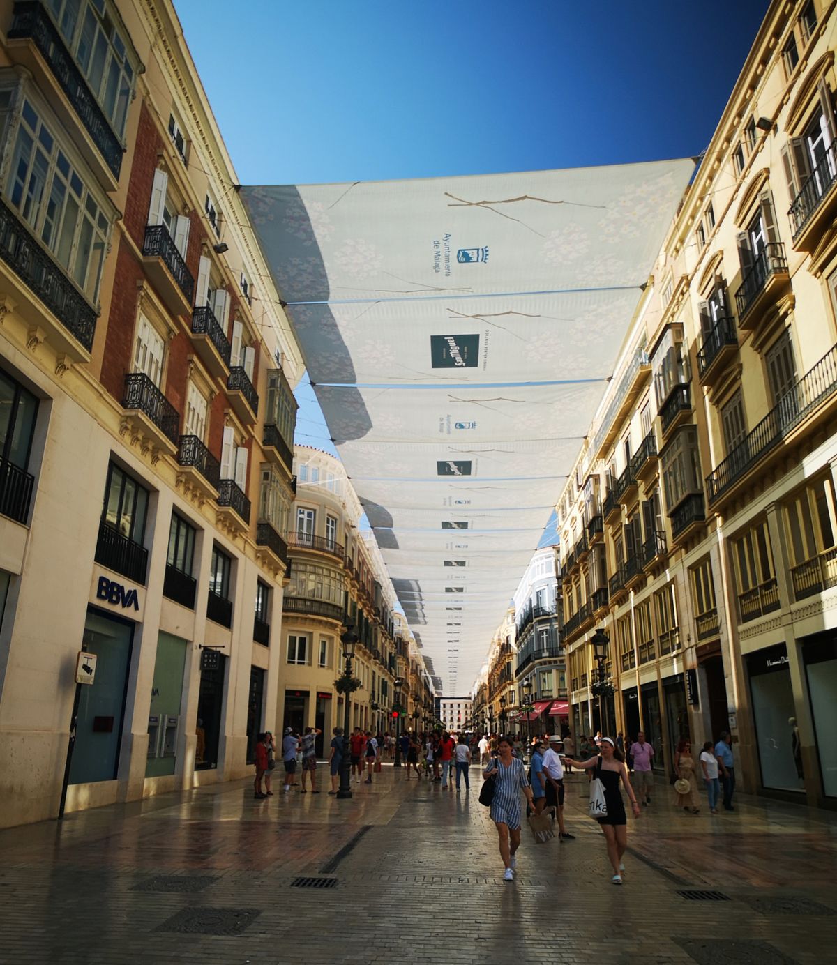 Centro Histórico Málaga - Calle Marqués de Larios într-o zi cu soare