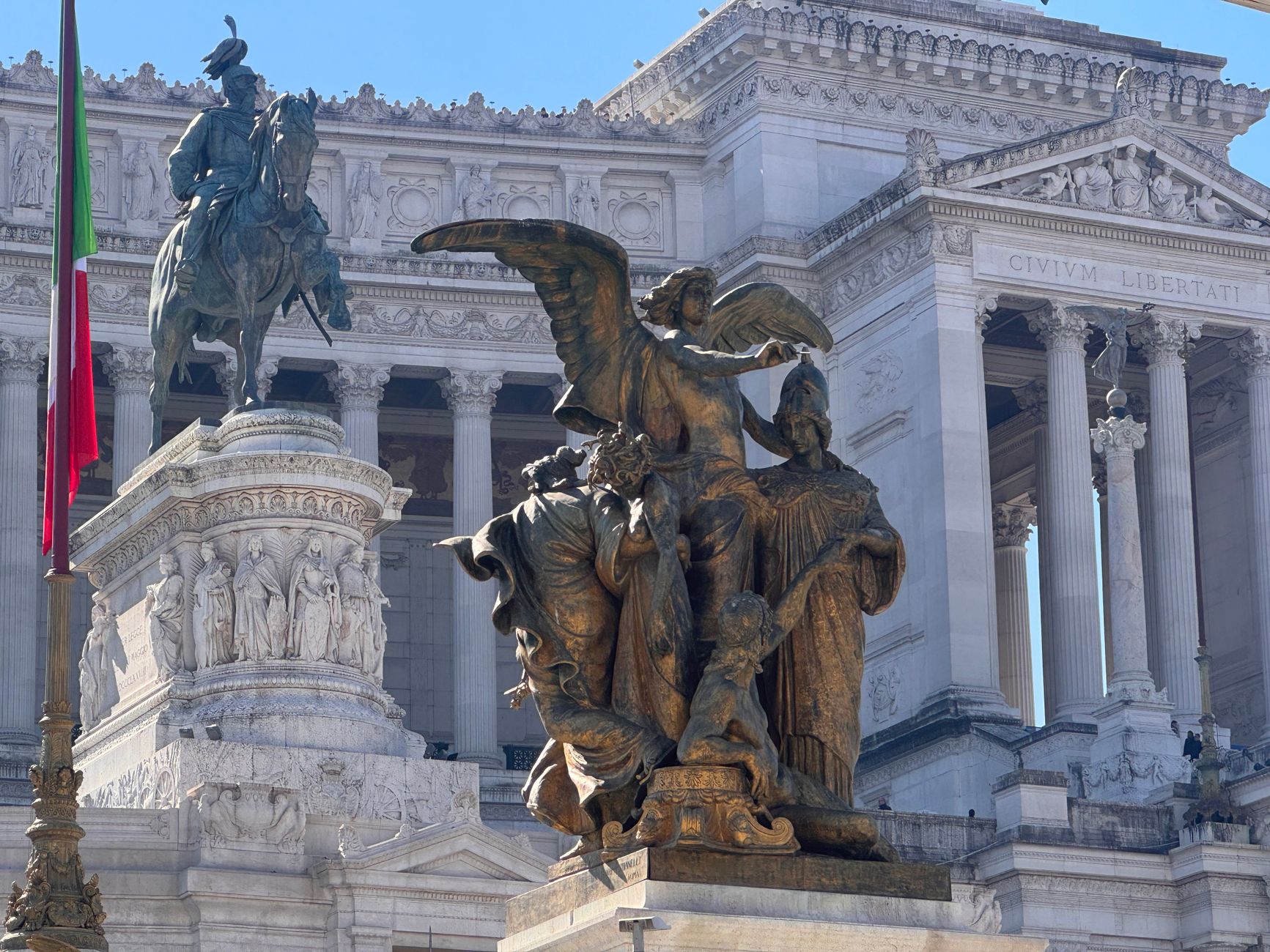 Monumentaal uitzicht op het Altare della Patria met sculpturen in Rome, Italië.